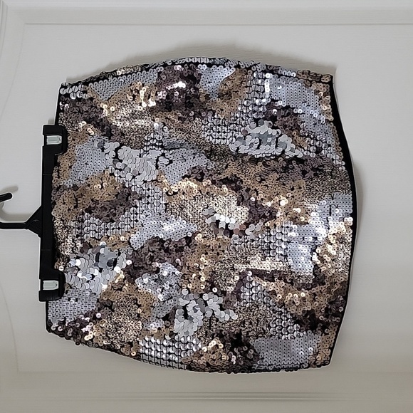 Express Size XS Gold, Silver, Black Sequin Pull-On Mini Skirt, Gently Used Cond. - Picture 2 of 9